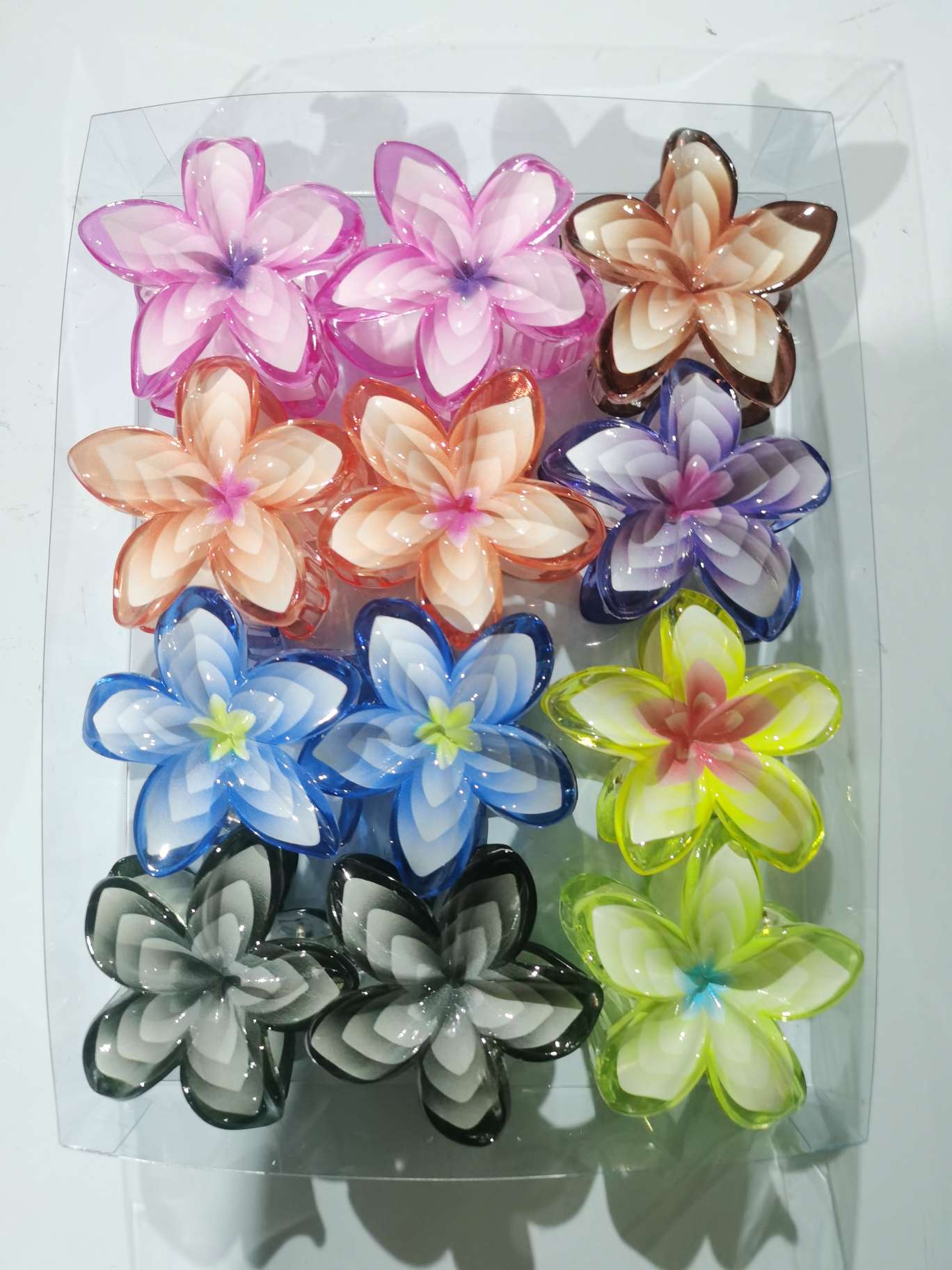 Frangipani hairpins are fashionable ladies' hair clips and hair accessories. They are essential for an elegant and refined look details Picture