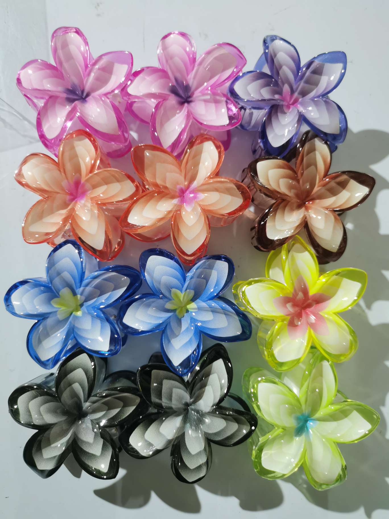 Frangipani hairpins are fashionable ladies' hair clips and hair accessories. They are essential for an elegant and refined look