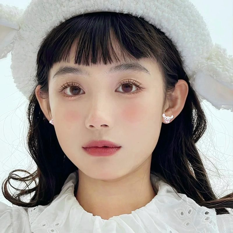 Asymmetrical cinnamon dog ear clips, no ear holes, earrings for female students, Korean version, simple plastic needle, silver needle ear studs, super fairy magnet magnetic ear studs, earrings Application Scenario