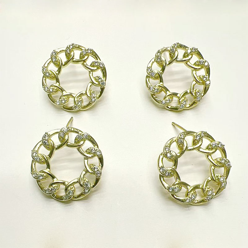 New hollowed-out circle earrings for women from Dongdaemun, South Korea, are simple and fashionable. They are slightly studded with zirconium stud earrings and elegant copper blanks. Wholesale Application Scenario