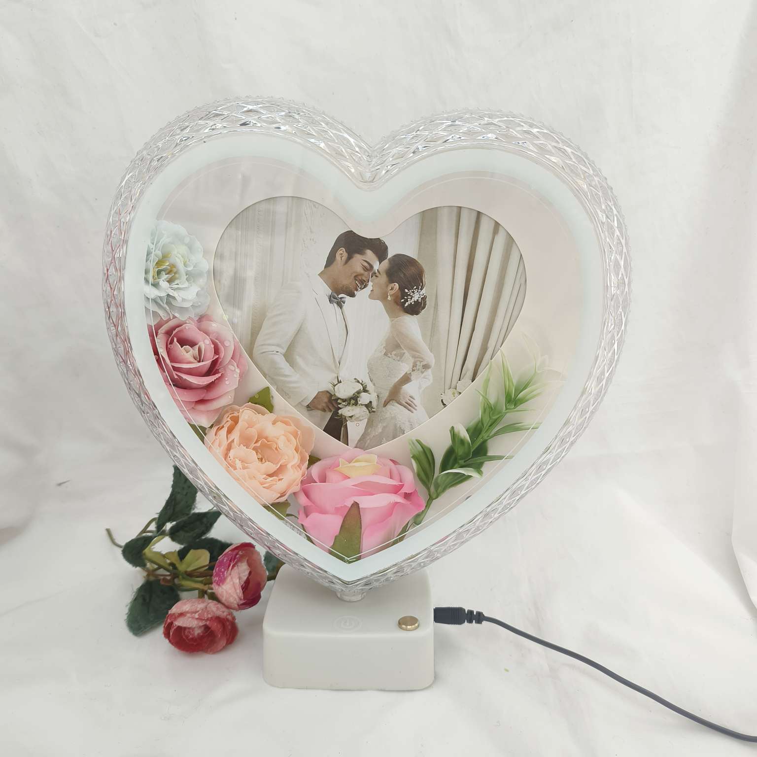 Heart-shaped desk lamp photo frame with flower heart-shaped photo frame, red mirror festive photo frame, plug-in mirror rose photo frame, custom photo frame Application Scenario