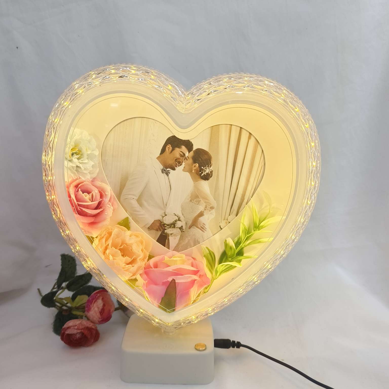 Heart-shaped desk lamp photo frame with flower heart-shaped photo frame, red mirror festive photo frame, plug-in mirror rose photo frame, custom photo frame detail image 3