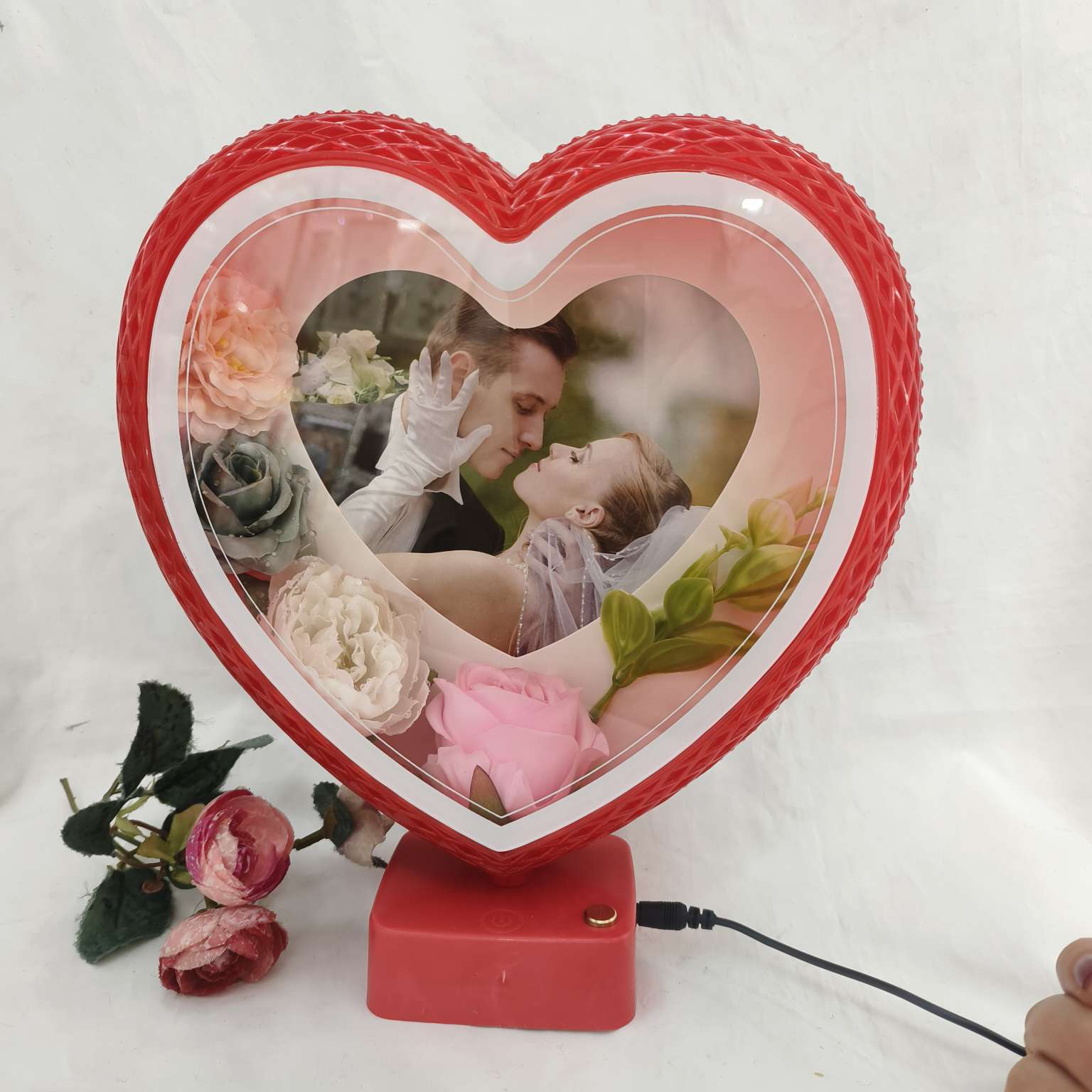 Heart-shaped desk lamp photo frame with flower heart-shaped photo frame, red mirror festive photo frame, plug-in mirror rose photo frame, custom photo frame detail image 10