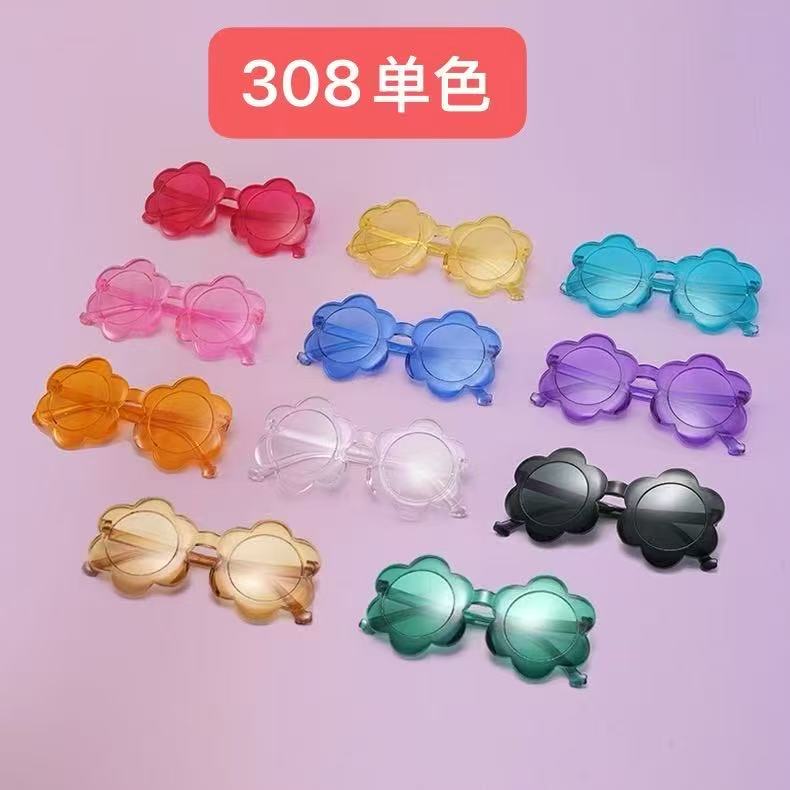 一个儿童太阳花透明眼镜