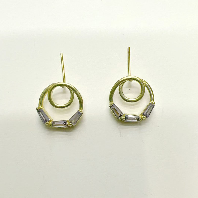 New double-circle earrings for women from Dongdaemun, South Korea, are simple and fashionable. They are slightly studded with zirconium stud earrings and elegant copper blanks. Wholesale Item Picture
