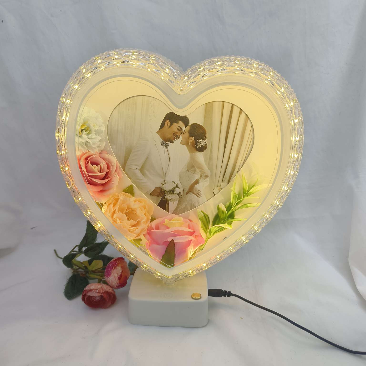 Heart-shaped desk lamp photo frame with flower heart-shaped photo frame, red mirror festive photo frame, plug-in mirror rose photo frame, custom photo frame Specification image