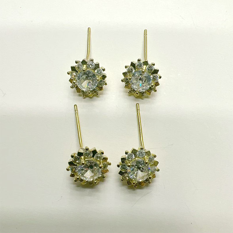 Super shiny pigeon egg Zircon stud earrings, a niche design sense, large zircon stud earrings, women's silver needle, trendy and high-end earrings Application Scenario