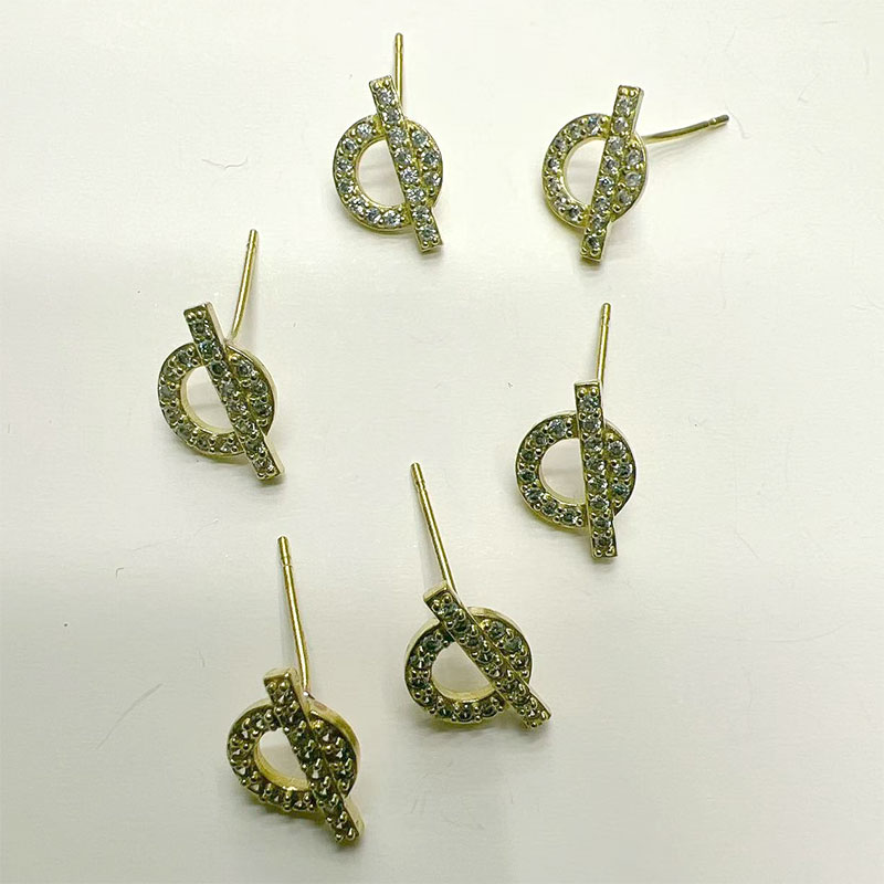 Aima Family H Family's trendy pig nose stud earrings for women, with a sense of design, geometric zircon earrings and circular earrings Application Scenario