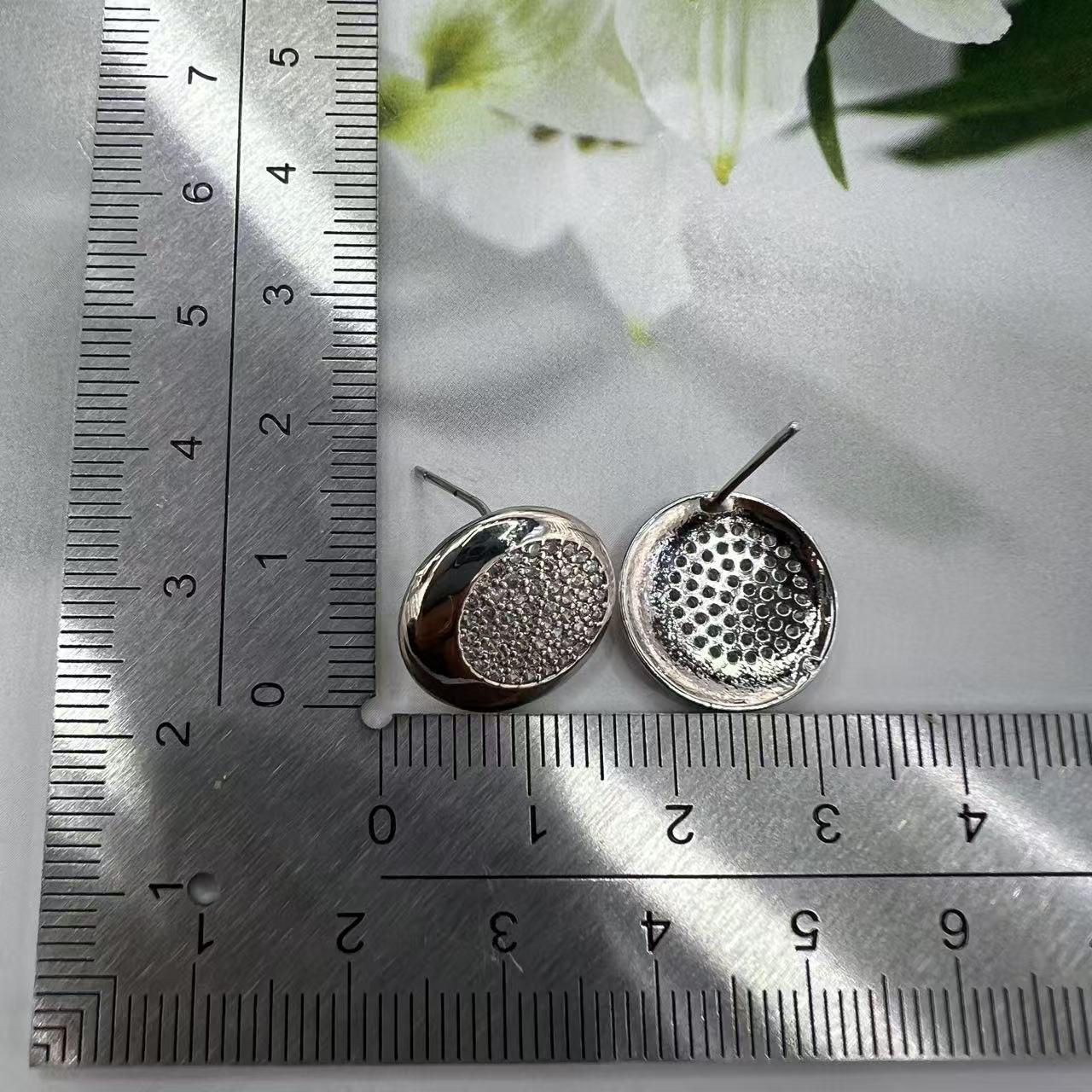 轻奢耳钉2025爆款高级设计耳环独特小众新款气质耳饰轻奢高颜值耳钉白底实物图