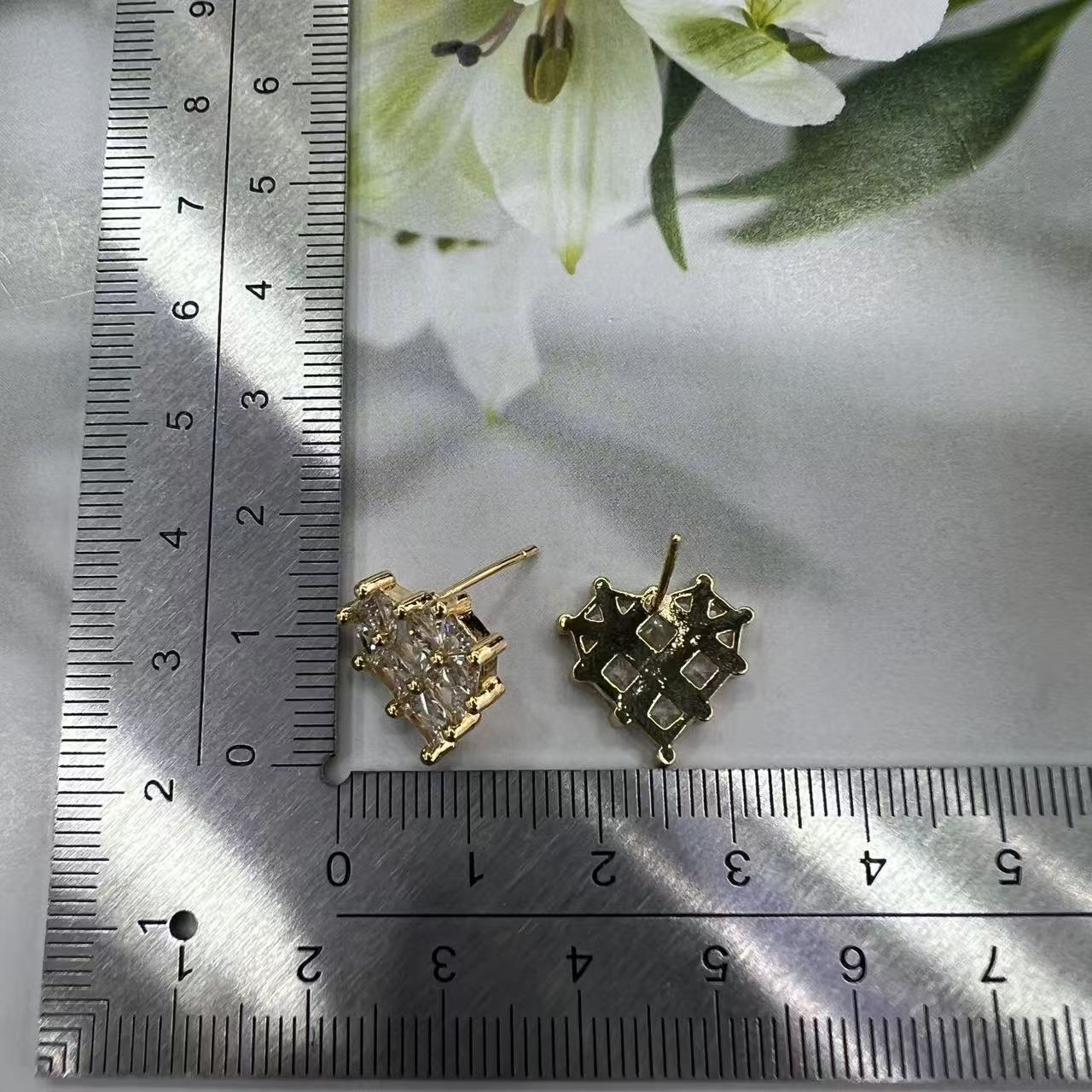 简约大气耳钉女爱心镶钻耳饰轻奢ins风超仙小巧小众设计新款耳环白底实物图