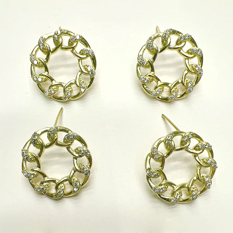 New hollowed-out circle earrings for women from Dongdaemun, South Korea, are simple and fashionable. They are slightly studded with zirconium stud earrings and elegant copper blanks. Wholesale