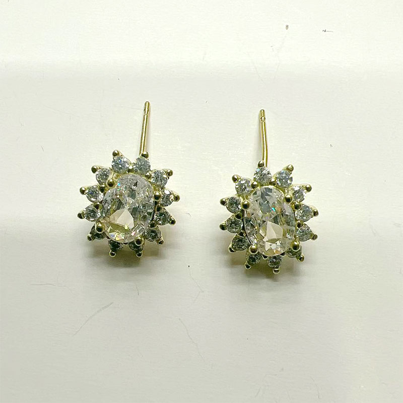 Pigeon egg Super flash Zircon stud earrings, niche design sense, large zircon stud earrings, women's silver needle, trendy and high-end earrings Item Picture