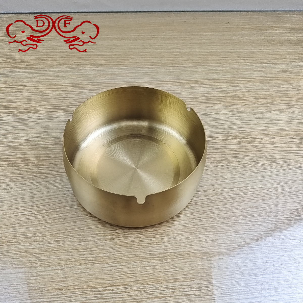 烟灰缸工艺品/烟灰缸/玻璃烟斗/蛋糕火焰棒/旧金属烟灰缸白底实物图