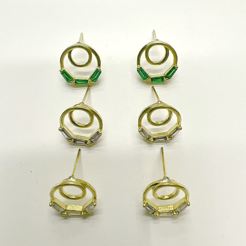 New double-circle earrings for women from Dongdaemun, South Korea, are simple and fashionable. They are slightly studded with zirconium stud earrings and elegant copper blanks. Wholesale details Picture