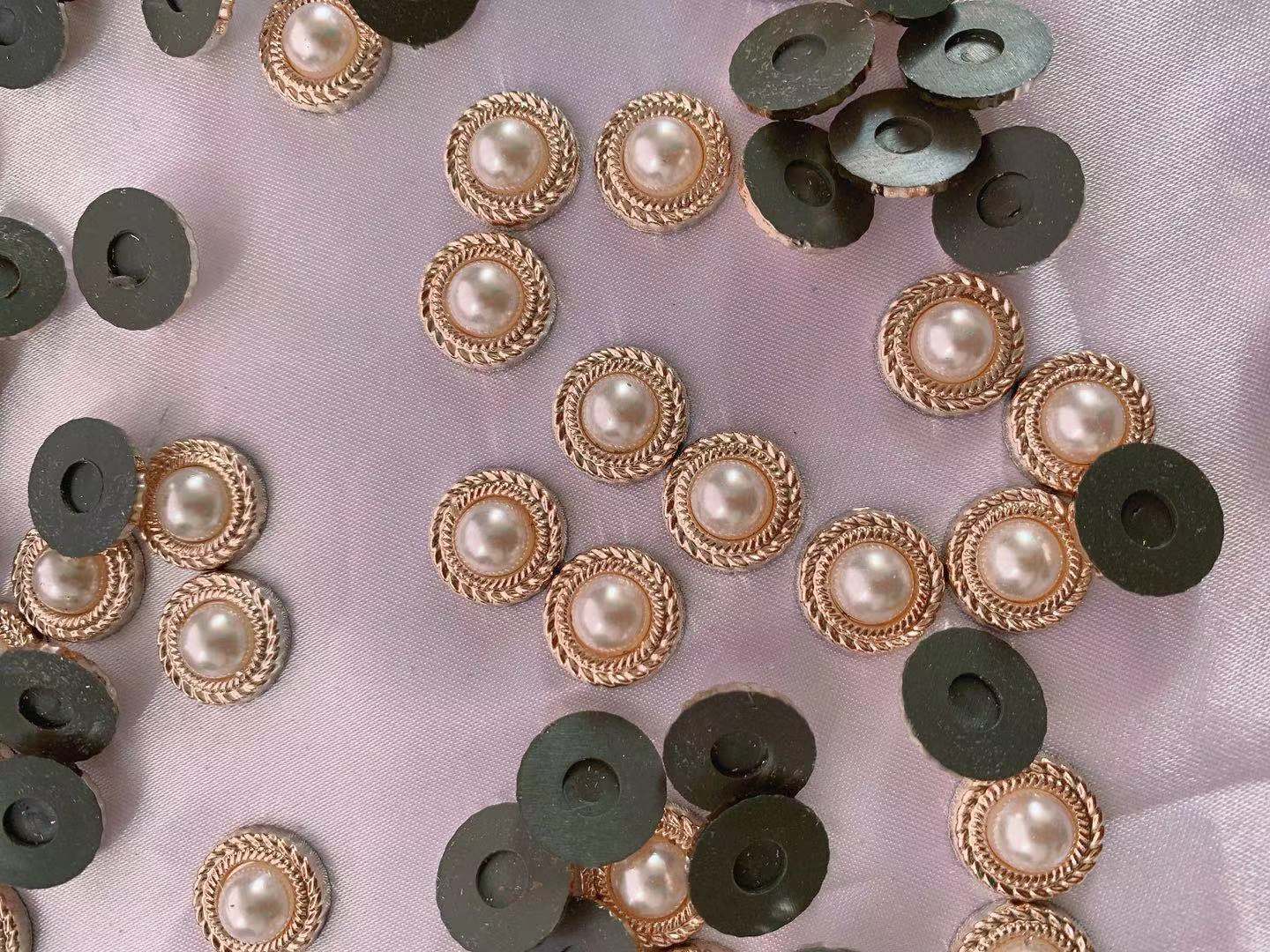 厂家销售电镀底板高亮珍珠款配耳钉头饰等可粘贴打钉配件 diy珠子