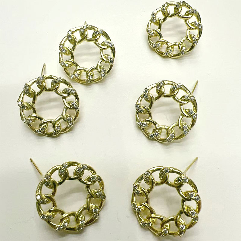 New hollowed-out circle earrings for women from Dongdaemun, South Korea, are simple and fashionable. They are slightly studded with zirconium stud earrings and elegant copper blanks. Wholesale details Picture