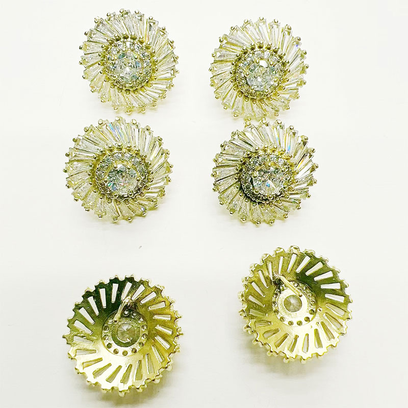 Dongdaemun's light luxury and exquisite zircon sunflower stud earrings feature a unique design and are a new summer trendy ear accessory made of copper Application Scenario