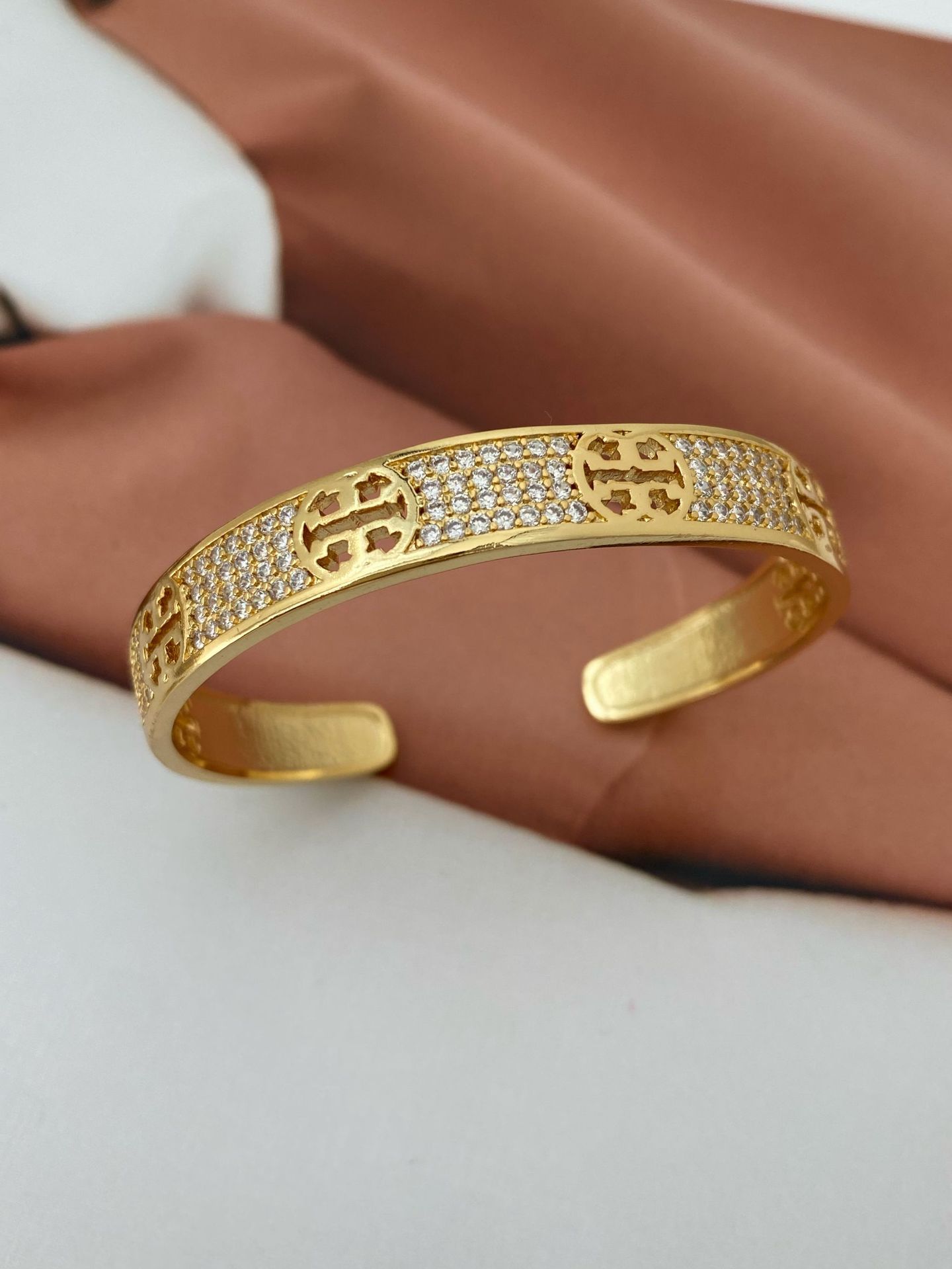 Copper inlaid zircon two-color bracelet, exquisite jewelry, high-end accessory, copper bracelet, fashionable and trendy accessory, bracelet in sand gold Item Picture