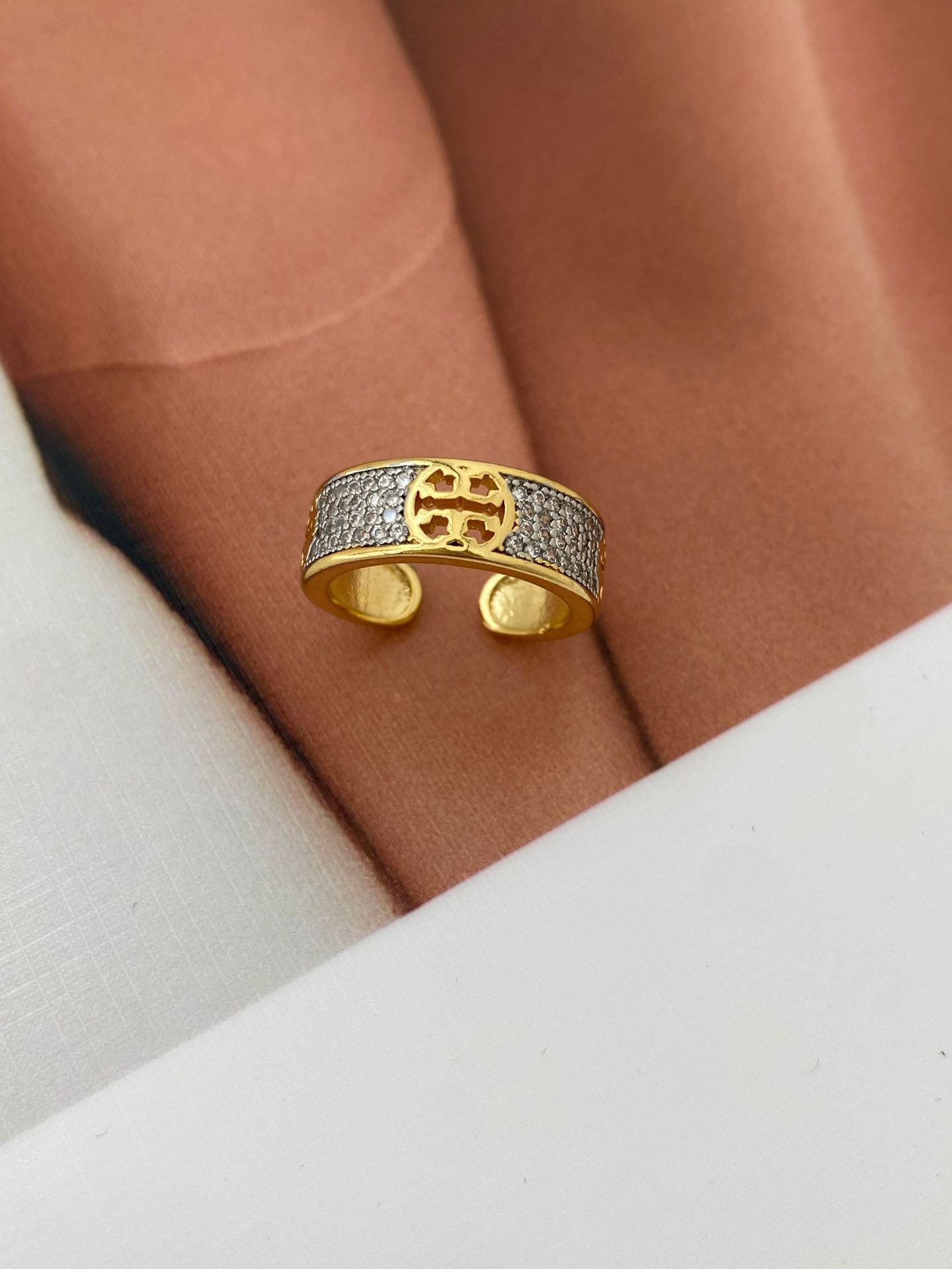 Copper inlaid zircon two-color bracelet, exquisite jewelry, high-end accessory, copper bracelet, fashionable and trendy accessory, bracelet in sand gold detail image 4