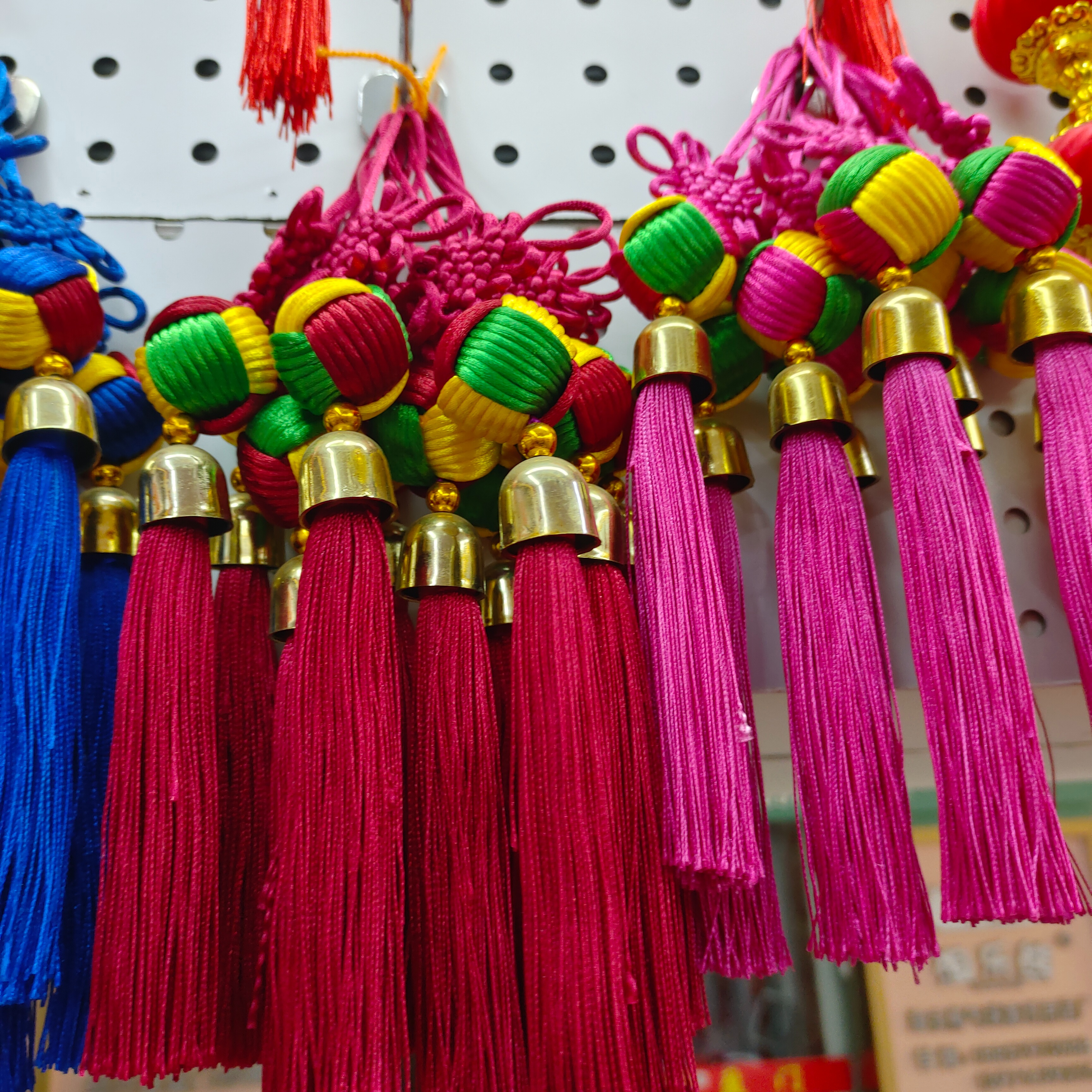 Dopamine colorful hydrangea, fortune ball, wedding, foreign trade, rainbow Chinese knot decoration, fortune ball, colorful ball, bell, festival decoration, ancient-style hanging ornaments, golden thread emerging, colorful tassels, factory direct sales Application Scenario