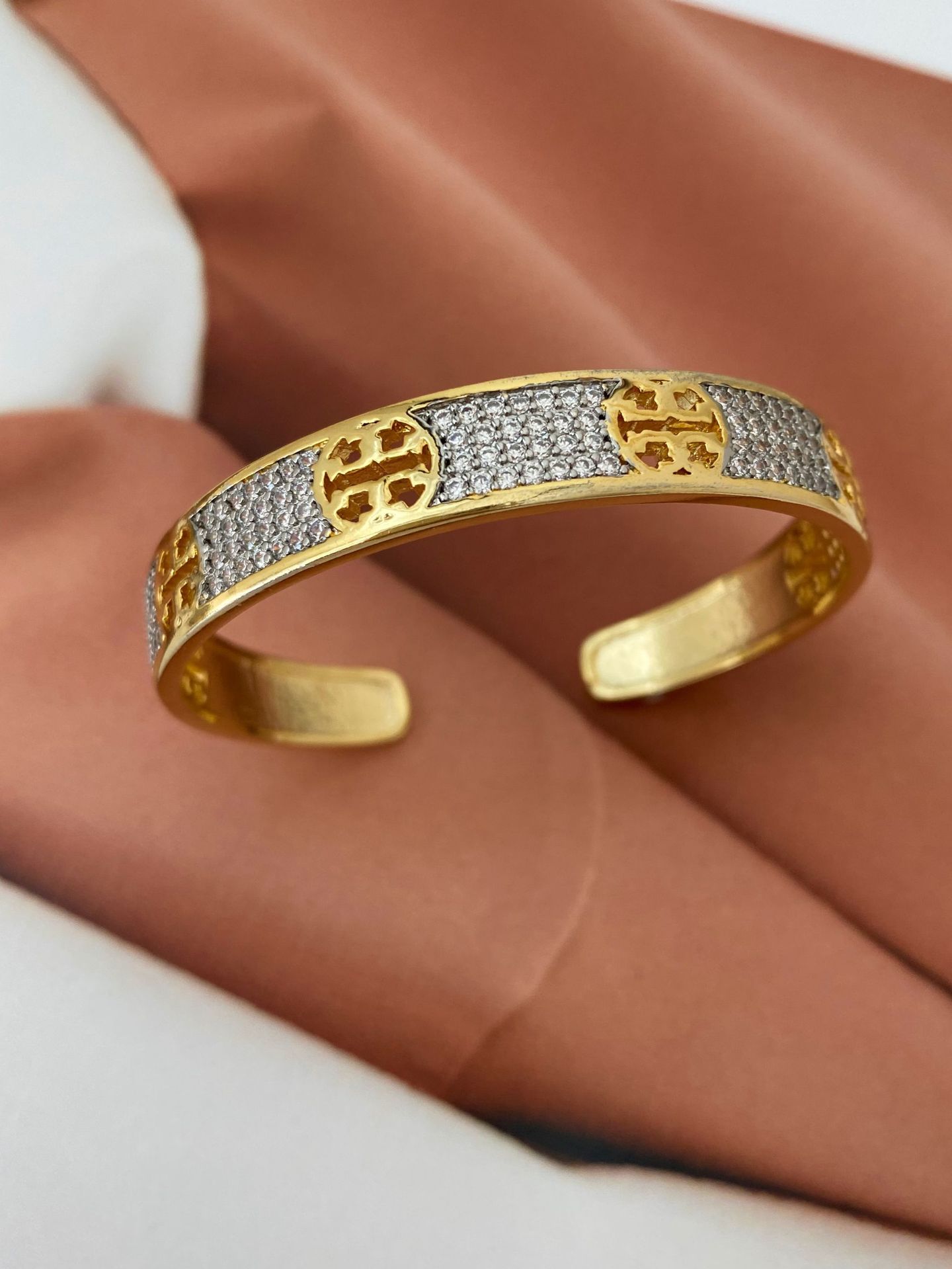 Copper inlaid zircon two-color bracelet, exquisite jewelry, high-end accessory, copper bracelet, fashionable and trendy accessory, bracelet in sand gold detail image 2