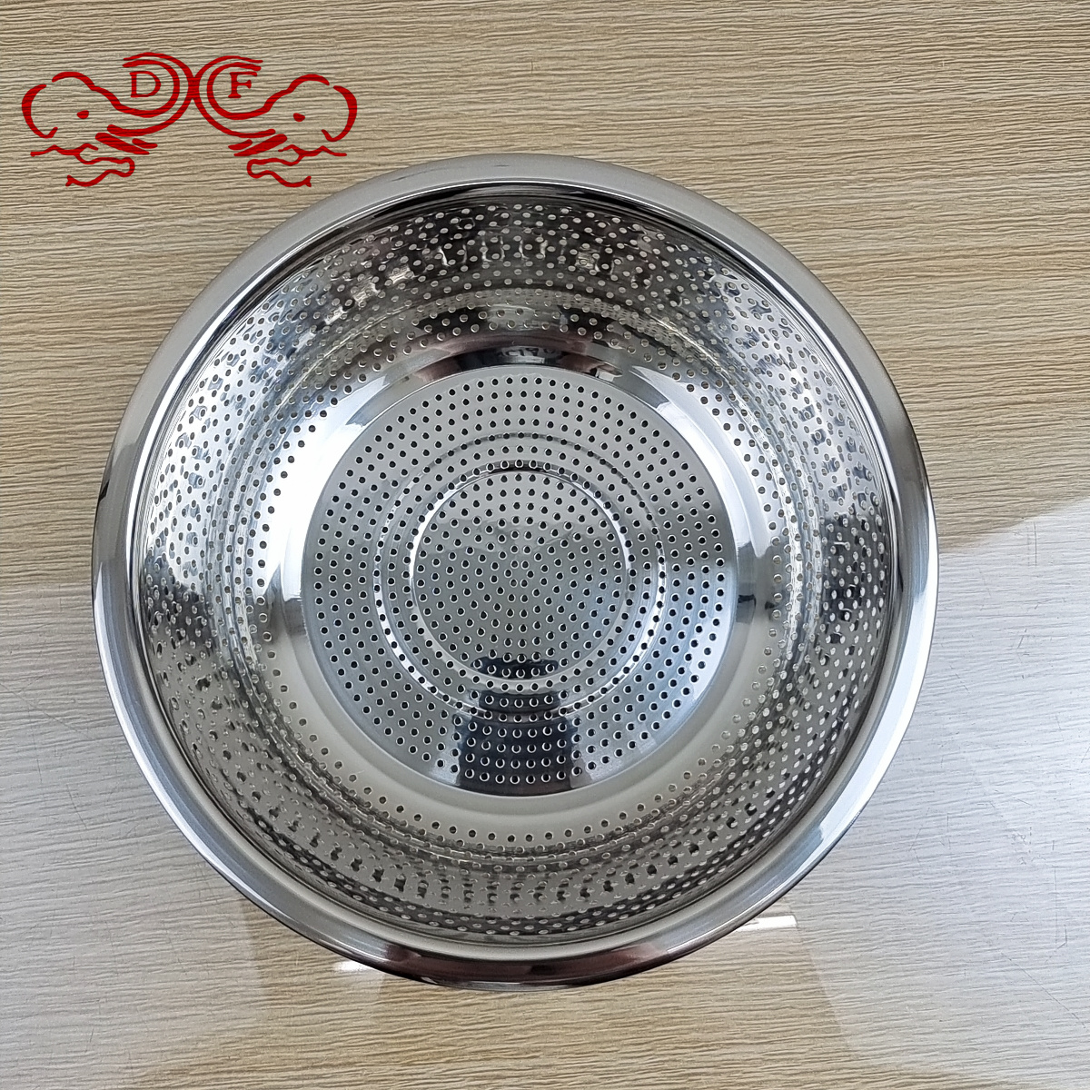 DF99100 stainless steel tank basin, draining basin, thickened household kitchen vegetable washing and draining basket, leaky basin, soup basin, stainless steel DF TRADINGHOUSE Application Scenario
