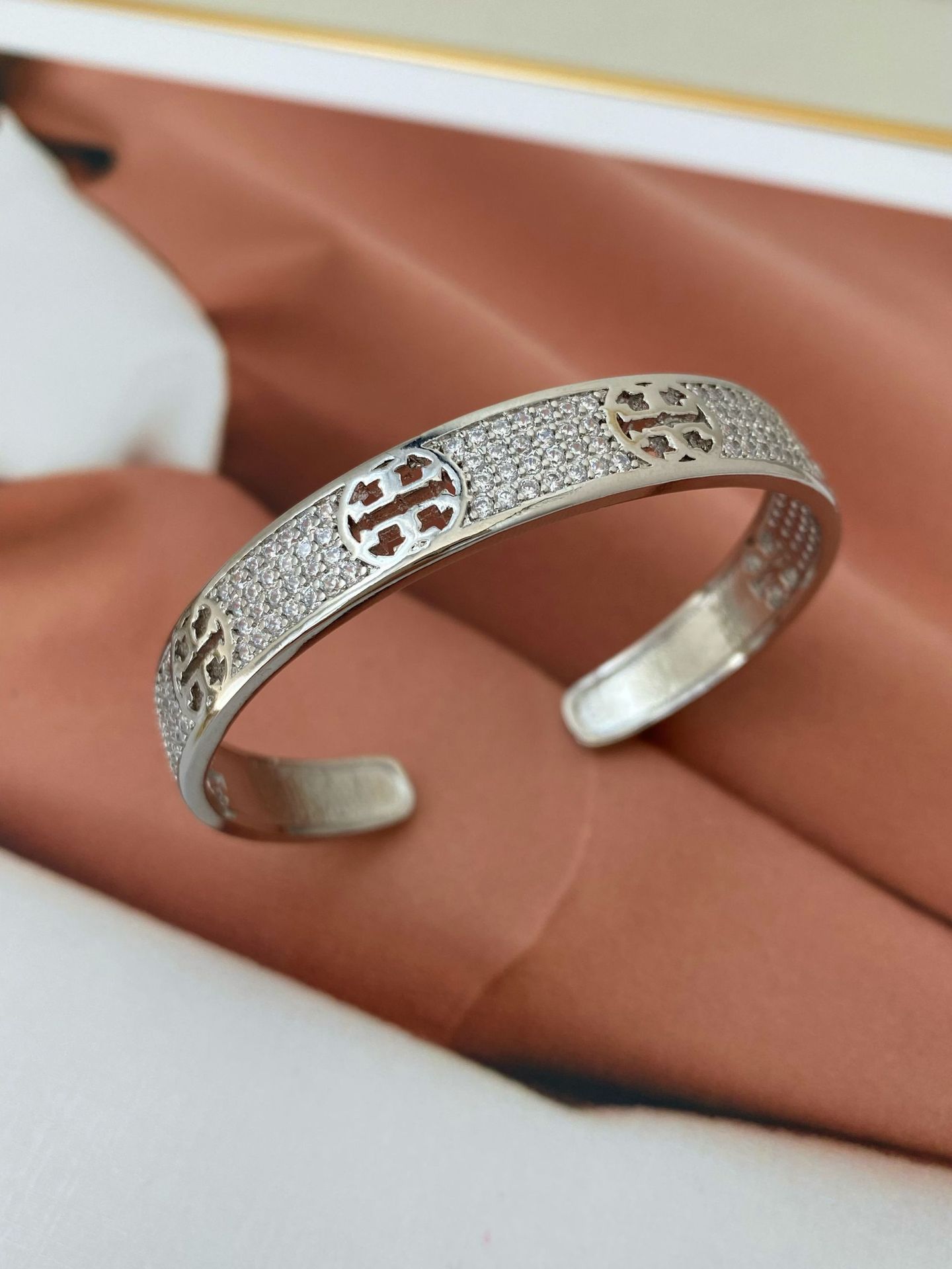 Copper inlaid zircon two-color bracelet, exquisite jewelry, high-end accessory, copper bracelet, fashionable and trendy accessory, bracelet in sand gold detail image 7