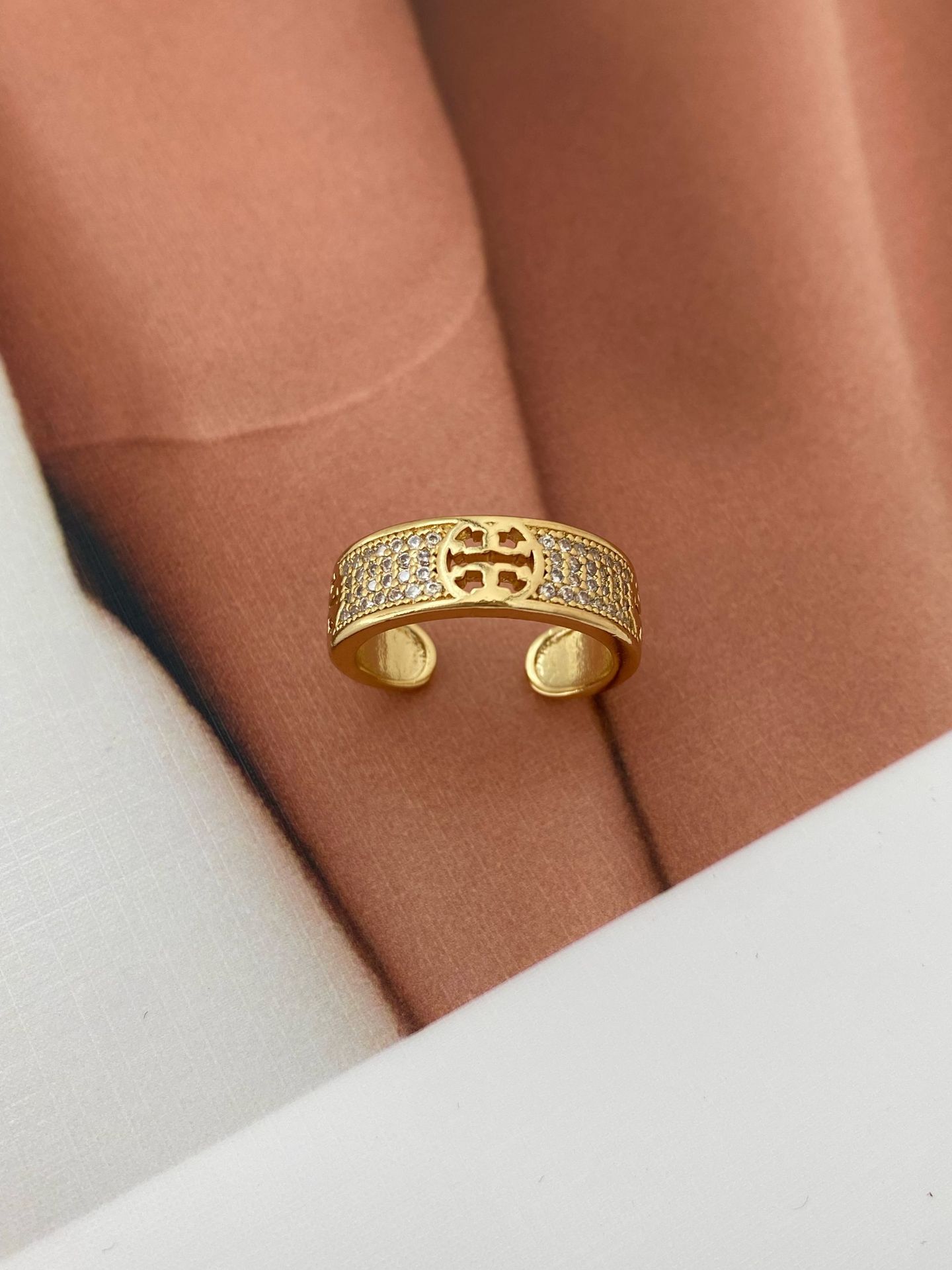 Copper inlaid zircon two-color bracelet, exquisite jewelry, high-end accessory, copper bracelet, fashionable and trendy accessory, bracelet in sand gold detail image 6