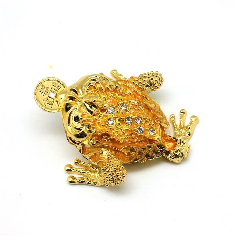 A fashionable home decoration with a three-legged golden toad alloy jewelry box containing coins Specification image