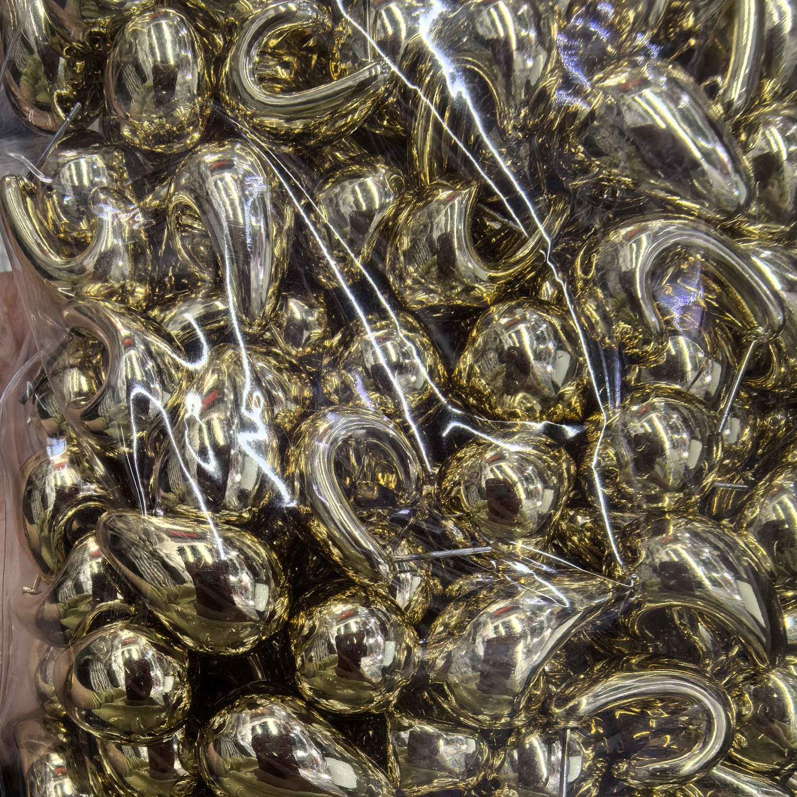 Titanium steel mixed ear stud jewelry, exquisite ear stud, high-end ear stud, titanium steel material ear stud jewelry, fashionable ear stud jewelry Application Scenario