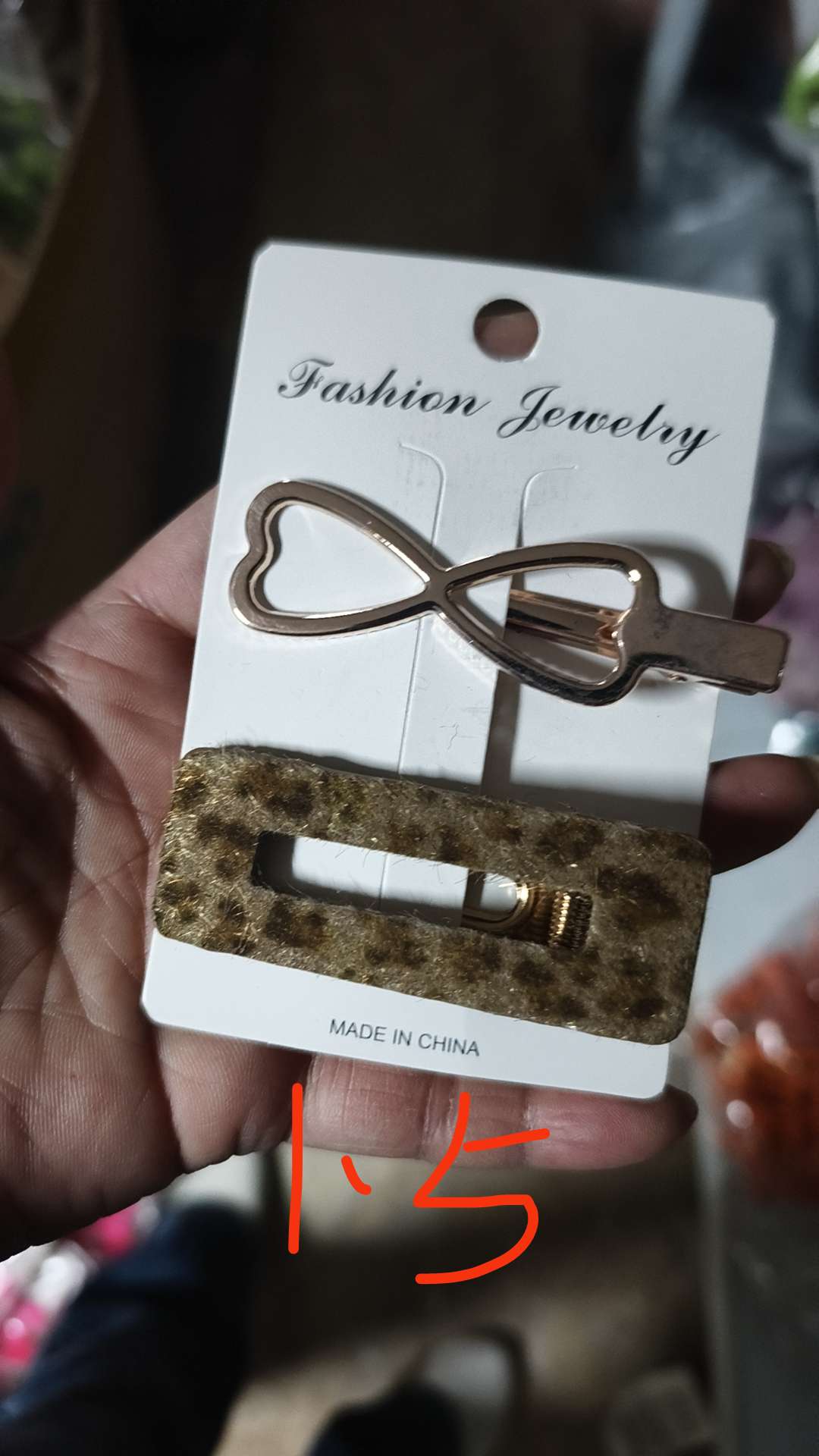 夹子98手工编织，时尚靓丽，流行高雅，别具一格，独出心裁，与众不同，独树一帜，高雅贵气，充满时尚感，戴头上贵气十足，人见白底实物图