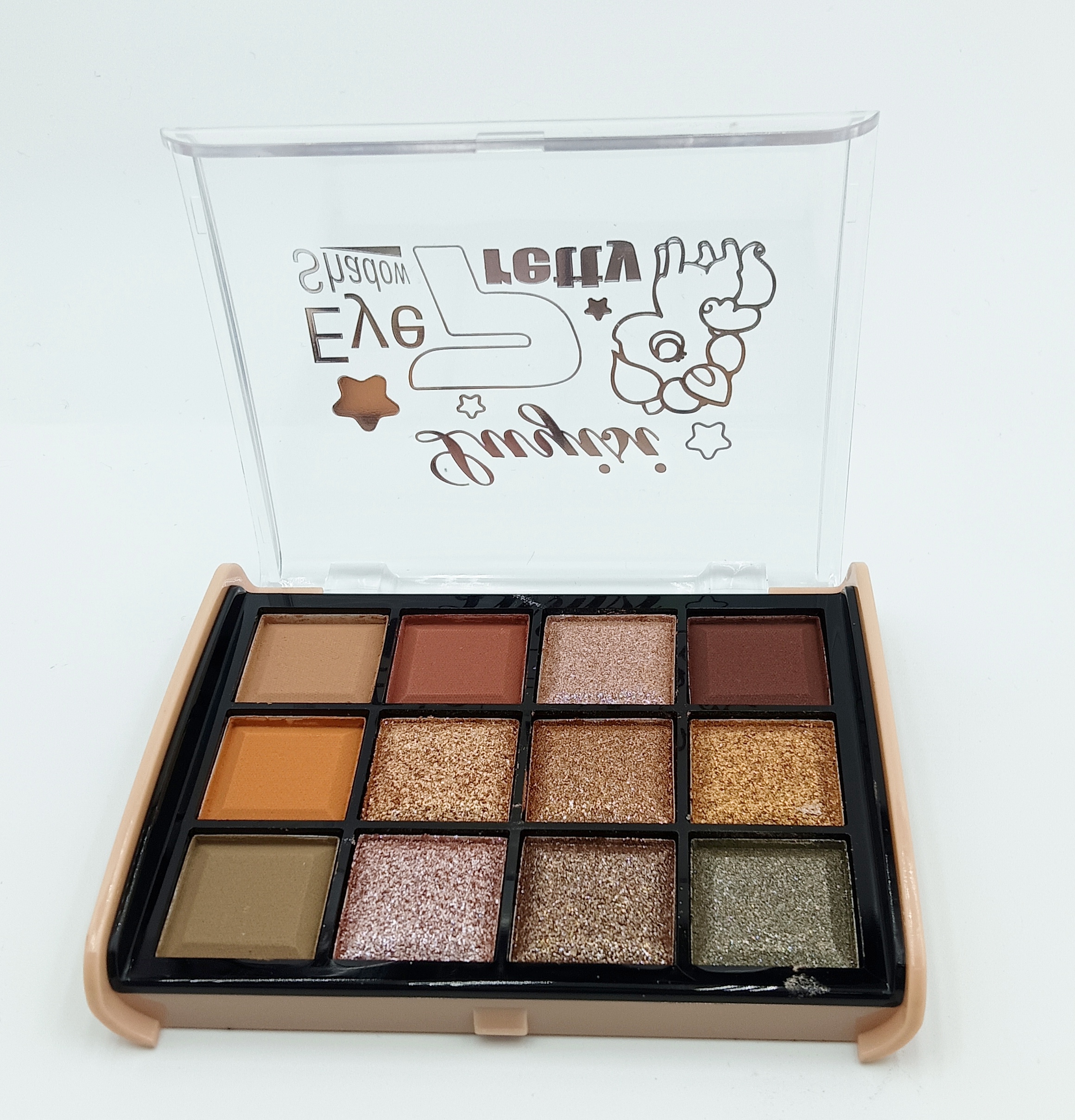 New 12-color plastic case pearlescent matte eyeshadow fashion, delicate and easy to color all kinds of makeup luyisi brand cross-border new eyeshadow tray 24 hours lasting do not lose makeup manufacturers direct sales Application Scenario