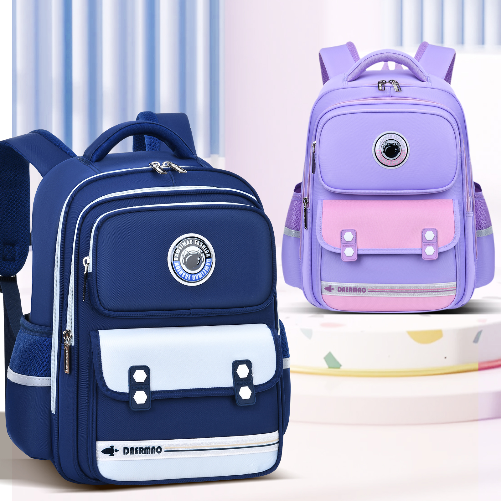 The large-tailed cat British Academy style color-blocking backpack, a lightweight and stress-relieving backpack suitable for both boys and girls in primary school, a waterproof and tear-resistant large-capacity back-protecting and stress-relieving backpack, a fashionable and trendy casual backpack Application Scenario