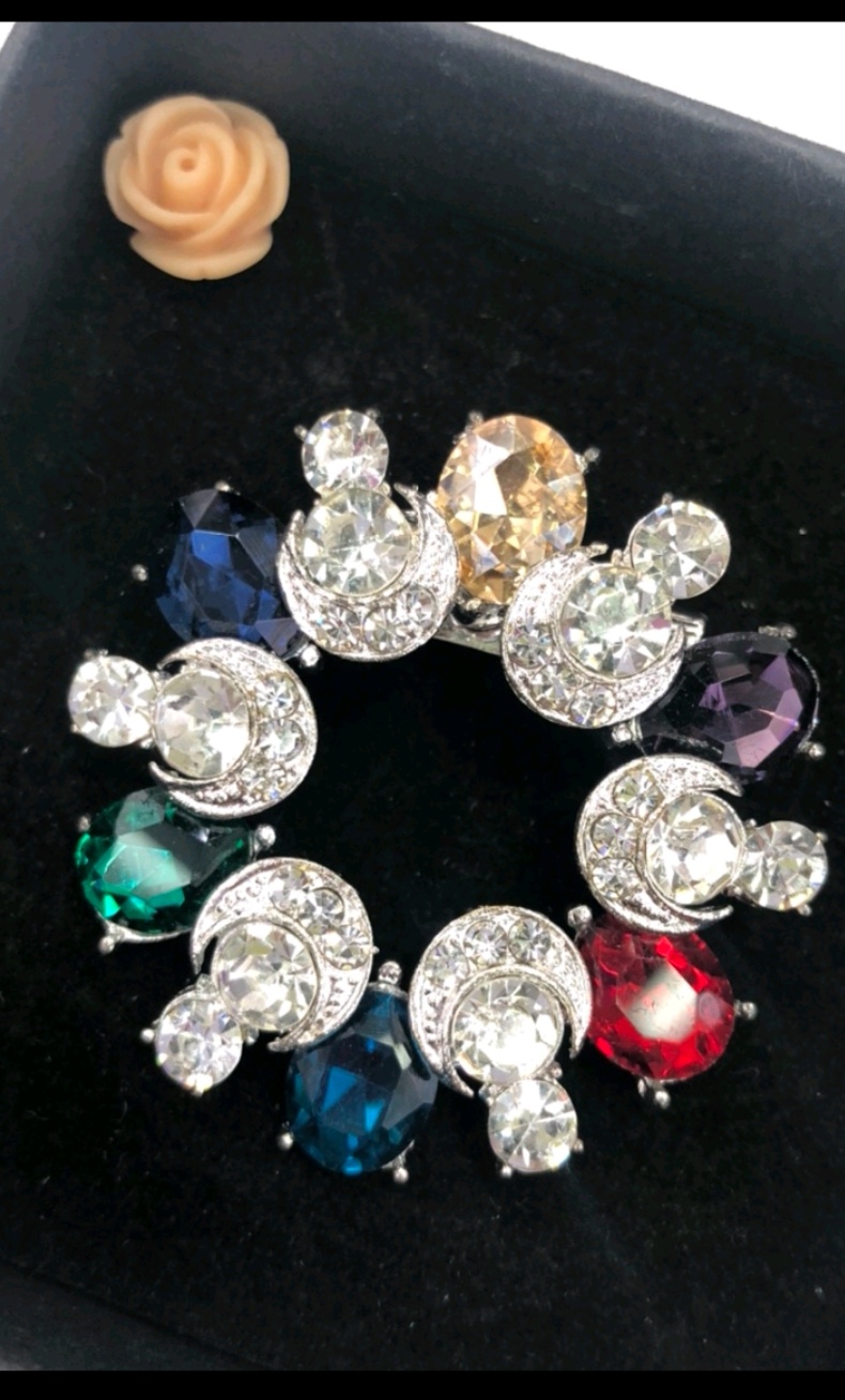 Yuna Accessories A-110 brooch, women's fashion accessory, clothing style, Silk scarf buckle, exquisite brooch decoration Application Scenario