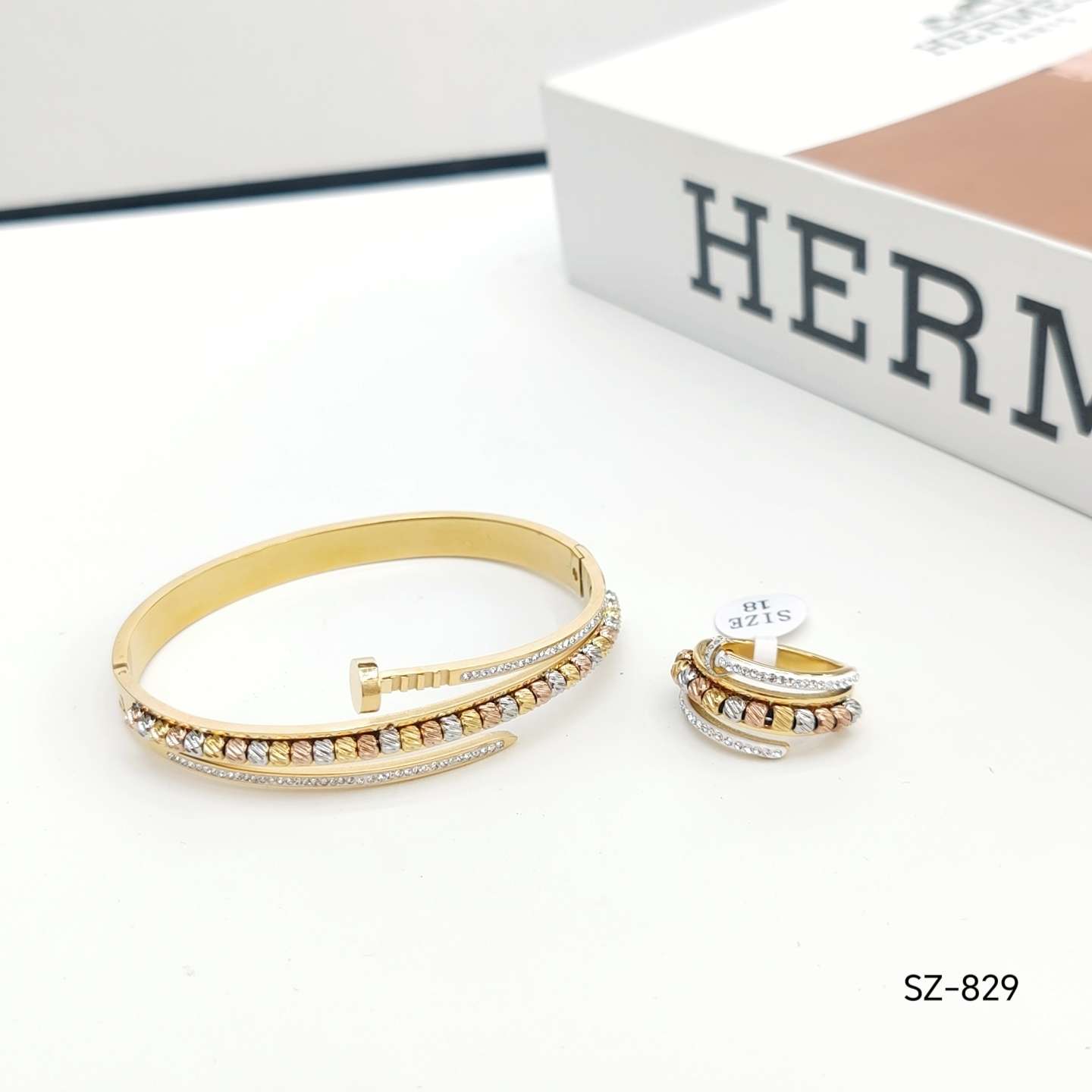  手镯 精致手镯 高贵手饰 高档手镯 时尚饰品 精美手镯