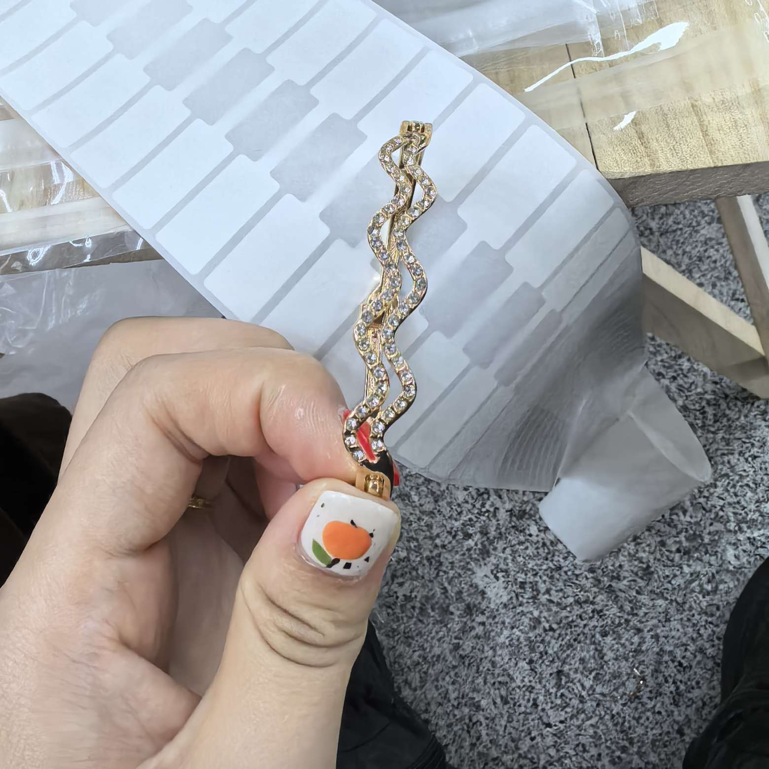 The sand gold silver jewelry bracelet is an exquisite jewelry. The unique design of the silver bracelet is a high-quality accessory that enhances one's temperament