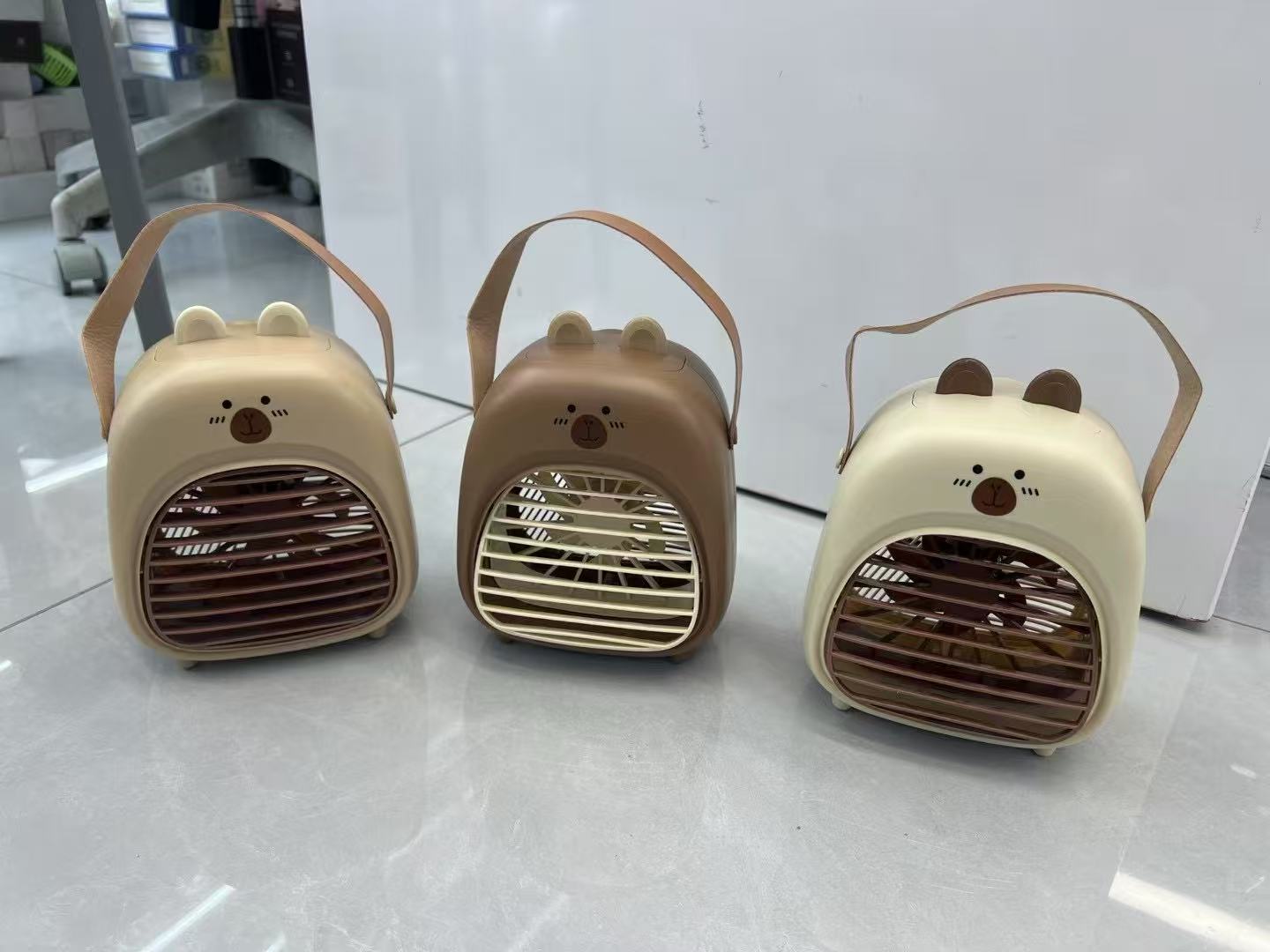 跨境新款USB喷雾便携式迷你卡通电风扇可充电加湿降温桌面小风扇图