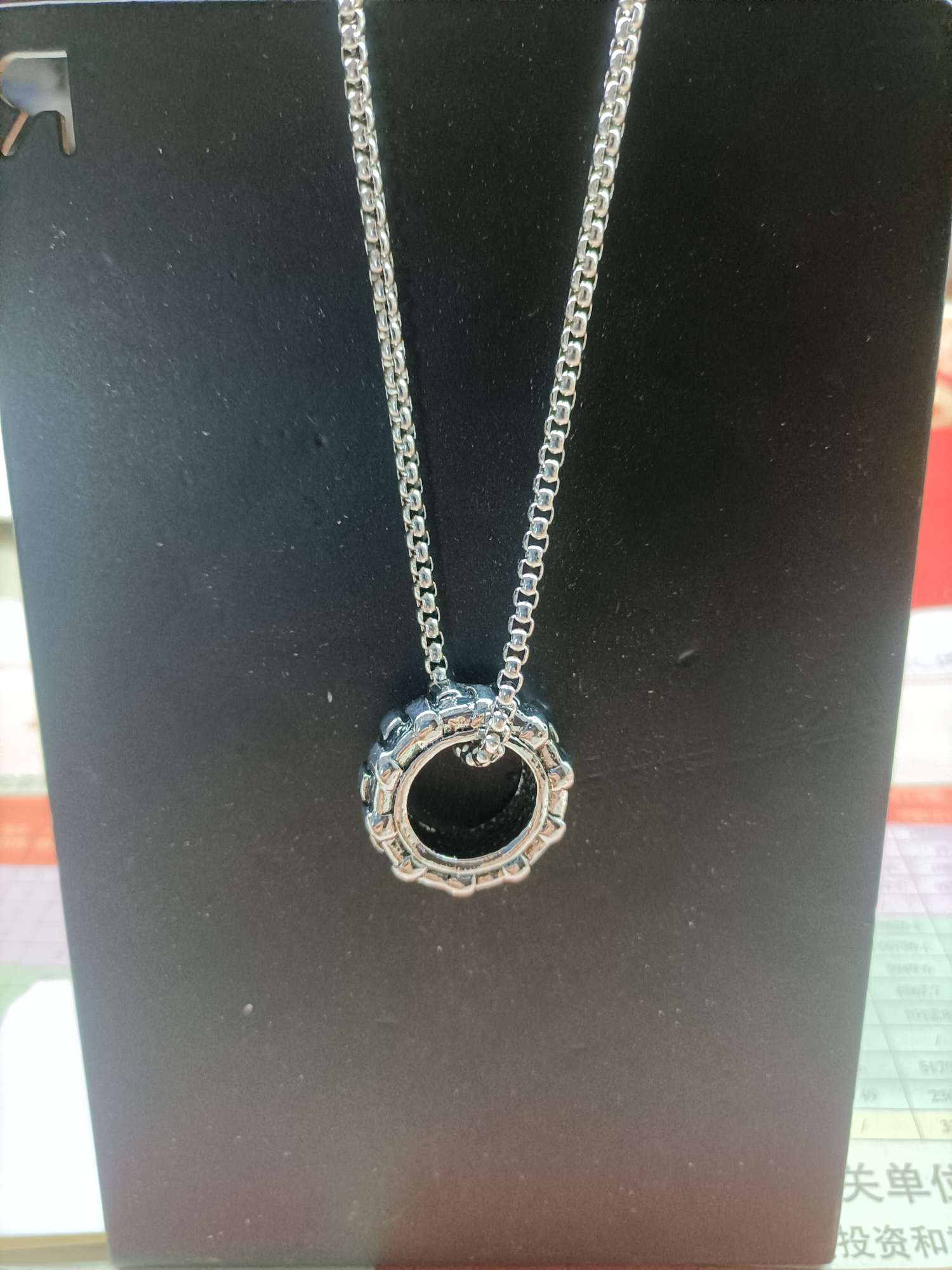 不锈钢连连流行饰品，项链，手链，耳环，戒指各种十字架玉石吊坠等等