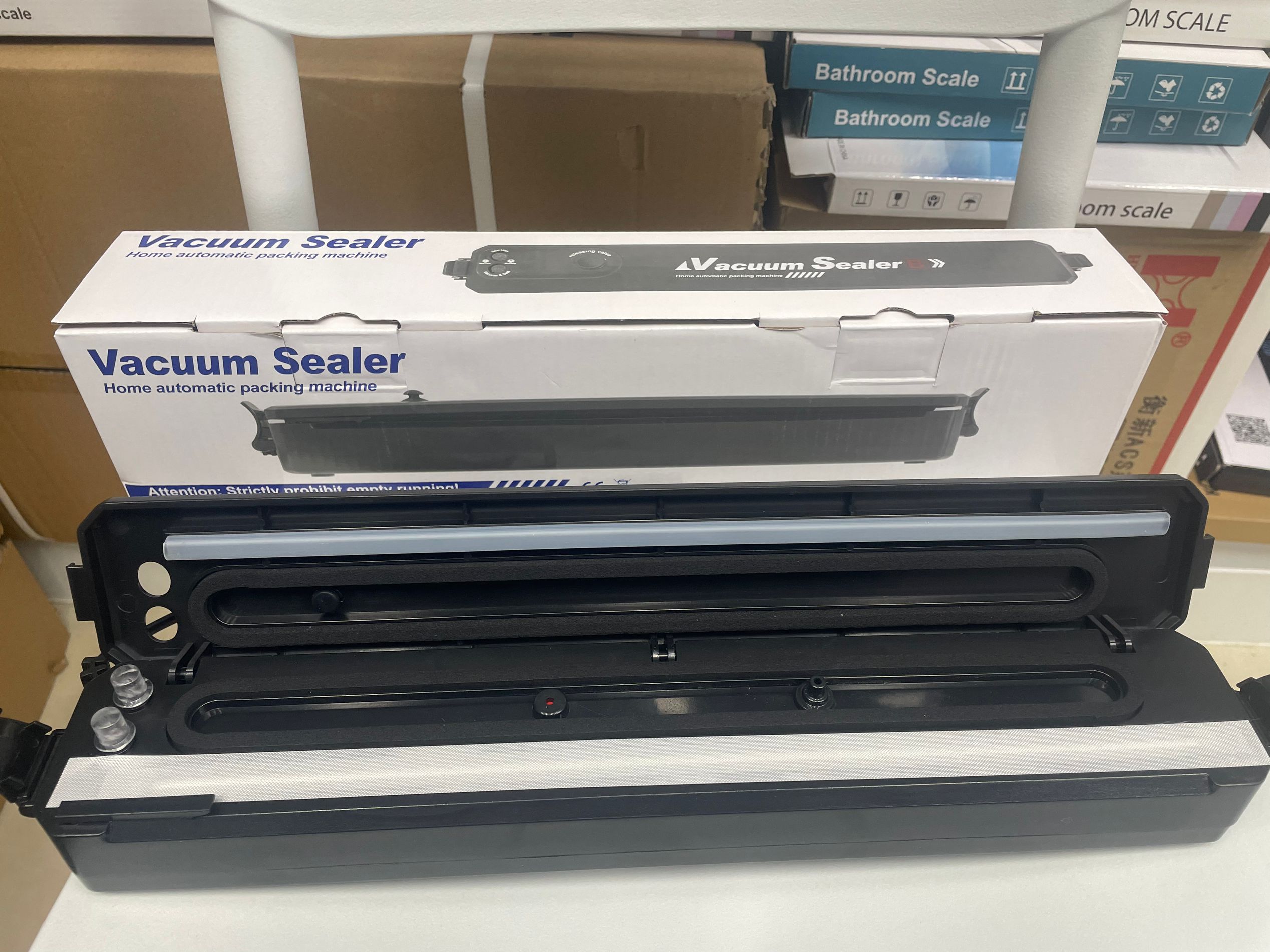 Vacuum sealing machine, household fully automatic plastic sealing machine, food packaging machine, snack sealing small tool, small preservation machine Application Scenario