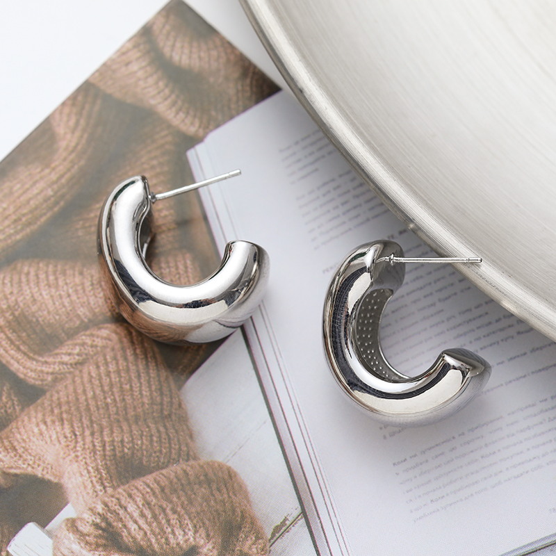 European and American trendy smooth C-shaped geometric earrings, niche design, fashionable and high-end feel, copper gold-plated stud earrings wholesale, one-piece consignment Application Scenario