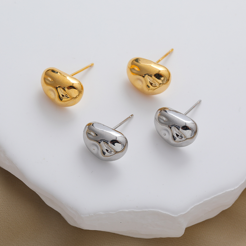 The popular and niche design of the small golden bean high-brightness stud earrings in a cold and minimalist Korean style is in stock and available for wholesale. One-piece consignment shipping Application Scenario