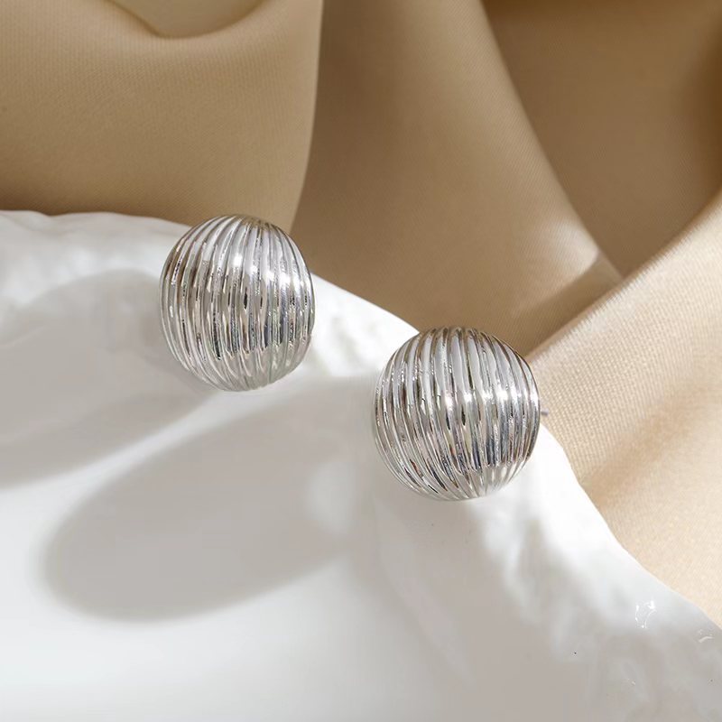 Wholesale of high-end small accessories such as S925 silver needle earrings for women with pleated ear studs, a light and luxurious European and American style with a cold and elegant temperament Item Picture