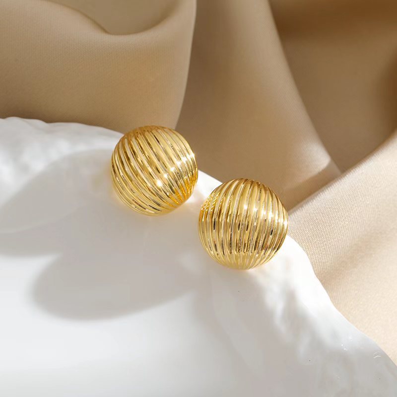 Wholesale of high-end small accessories such as S925 silver needle earrings for women with pleated ear studs, a light and luxurious European and American style with a cold and elegant temperament Application Scenario