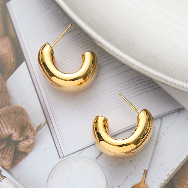 European and American trendy smooth C-shaped geometric earrings, niche design, fashionable and high-end feel, copper gold-plated stud earrings wholesale, one-piece consignment details Picture