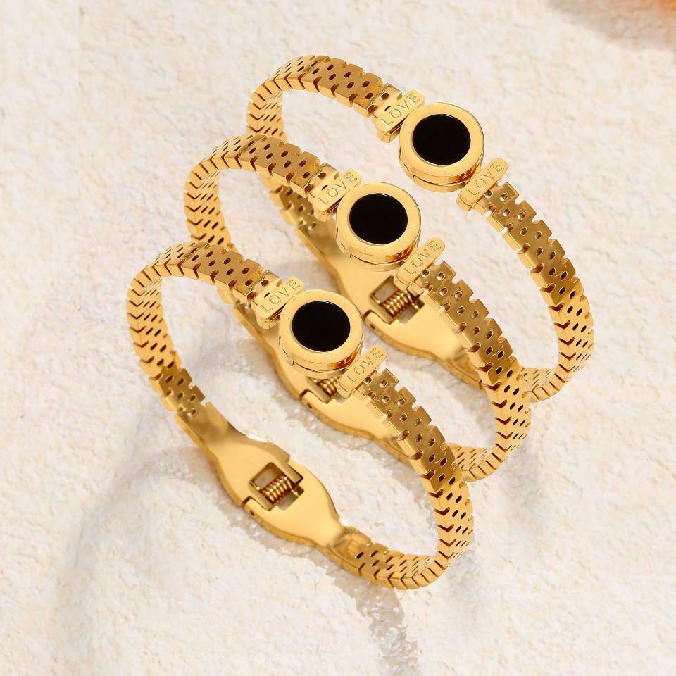 Titanium steel bracelets are popular bracelets