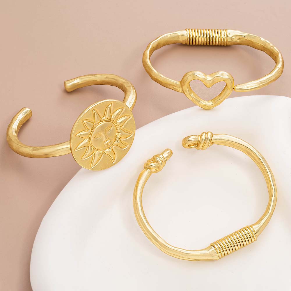 New cross-border French Baroque alloy round heart bracelet, versatile, color-preserving and non-fading open gold-plated bracelet details Picture