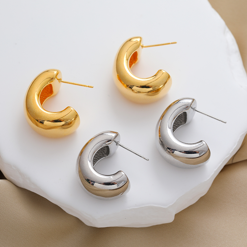 European and American trendy smooth C-shaped geometric earrings, niche design, fashionable and high-end feel, copper gold-plated stud earrings wholesale, one-piece consignment Item Picture