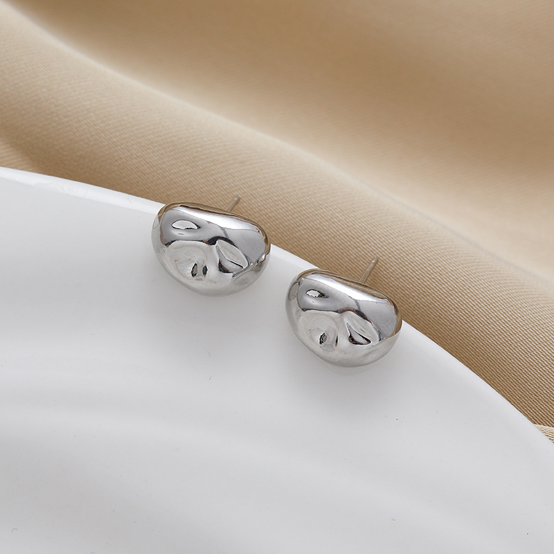 The popular and niche design of the small golden bean high-brightness stud earrings in a cold and minimalist Korean style is in stock and available for wholesale. One-piece consignment shipping details Picture