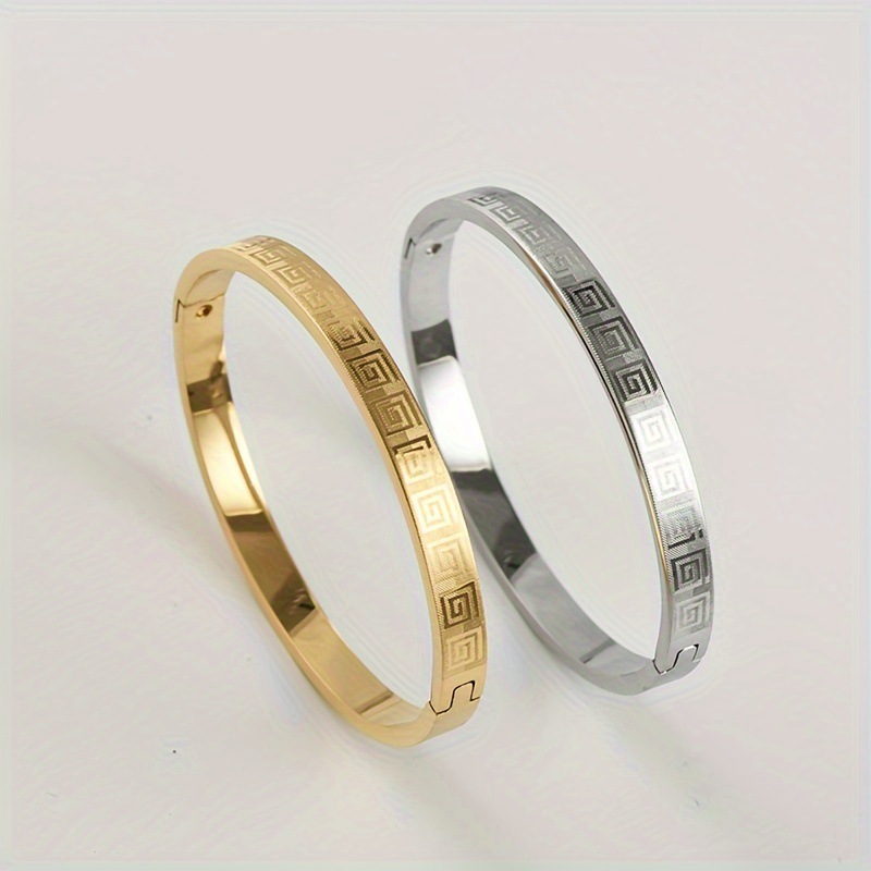 High-end bracelets, exquisite jewelry, fashionable accessories, and a light luxury style