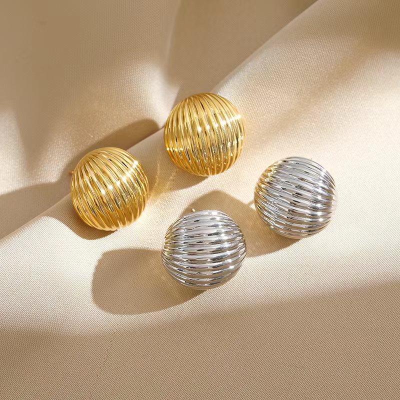 Wholesale of high-end small accessories such as S925 silver needle earrings for women with pleated ear studs, a light and luxurious European and American style with a cold and elegant temperament Specification image